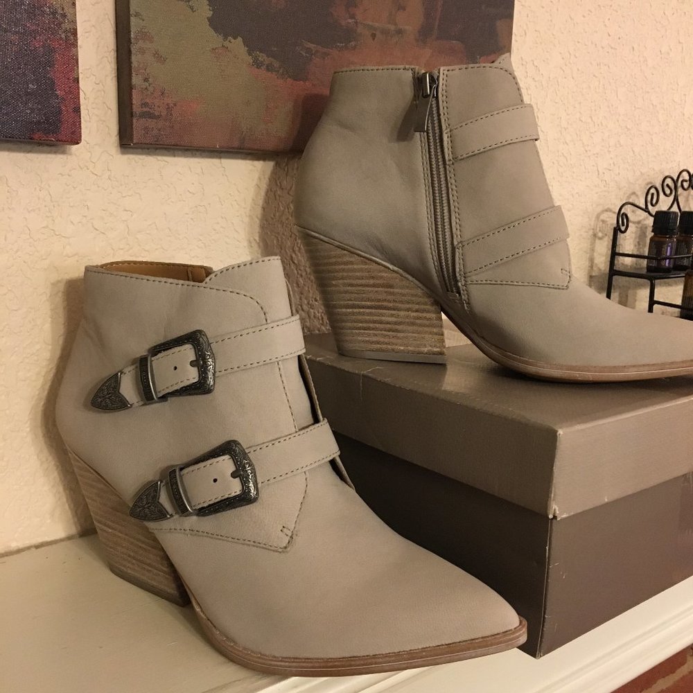 Franco Sarto Granton ankle boots, NIB, light grey